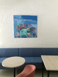 Bildet "Under overflaten" ved blå sofa